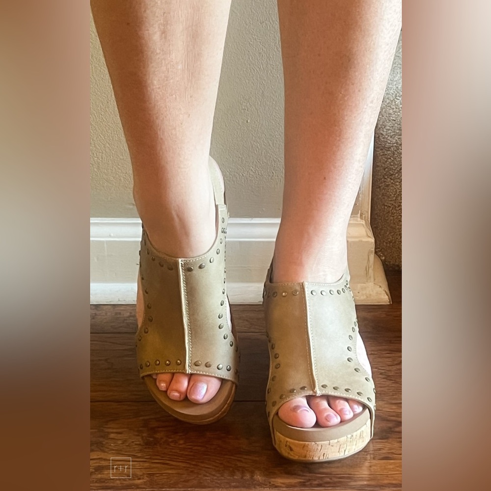 New! corkys footwear carley wedge sandal in taupe oil pu with studs - Picture 3 of 10
